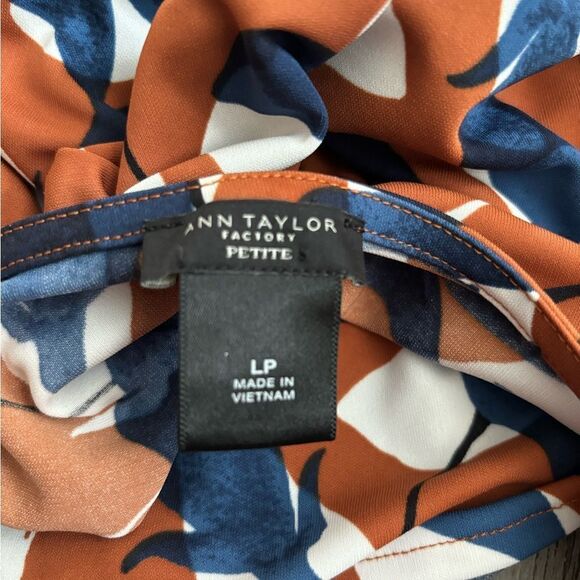 Ann Taylor petite woman’s used top. Great office wear - Picture 3 of 4